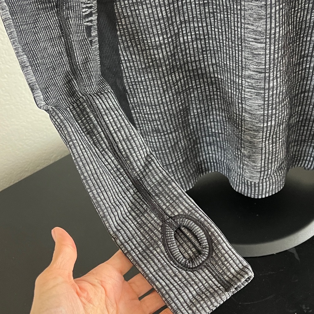 Lululemon Patterned Long Sleeve size 4 - Picture 3 of 4